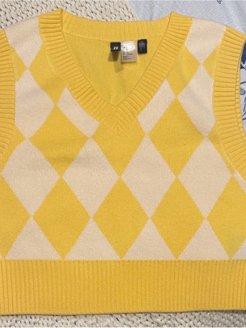 NWOT size S Yellow and Cream Argyle V-Neck Sweater Vest